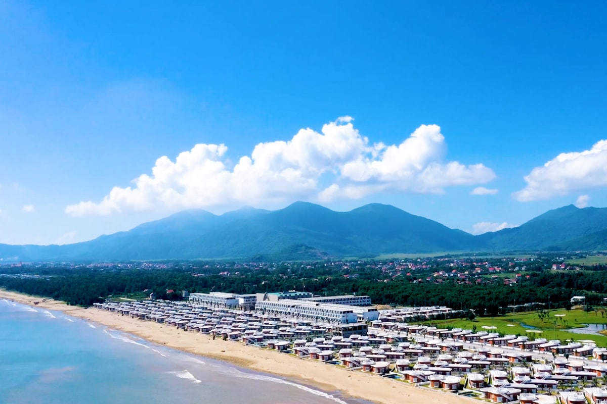 Vào mùa hè, bãi biển trở nên sống động với các hoạt động tắm biển, thể thao và lễ hội truyền thống 